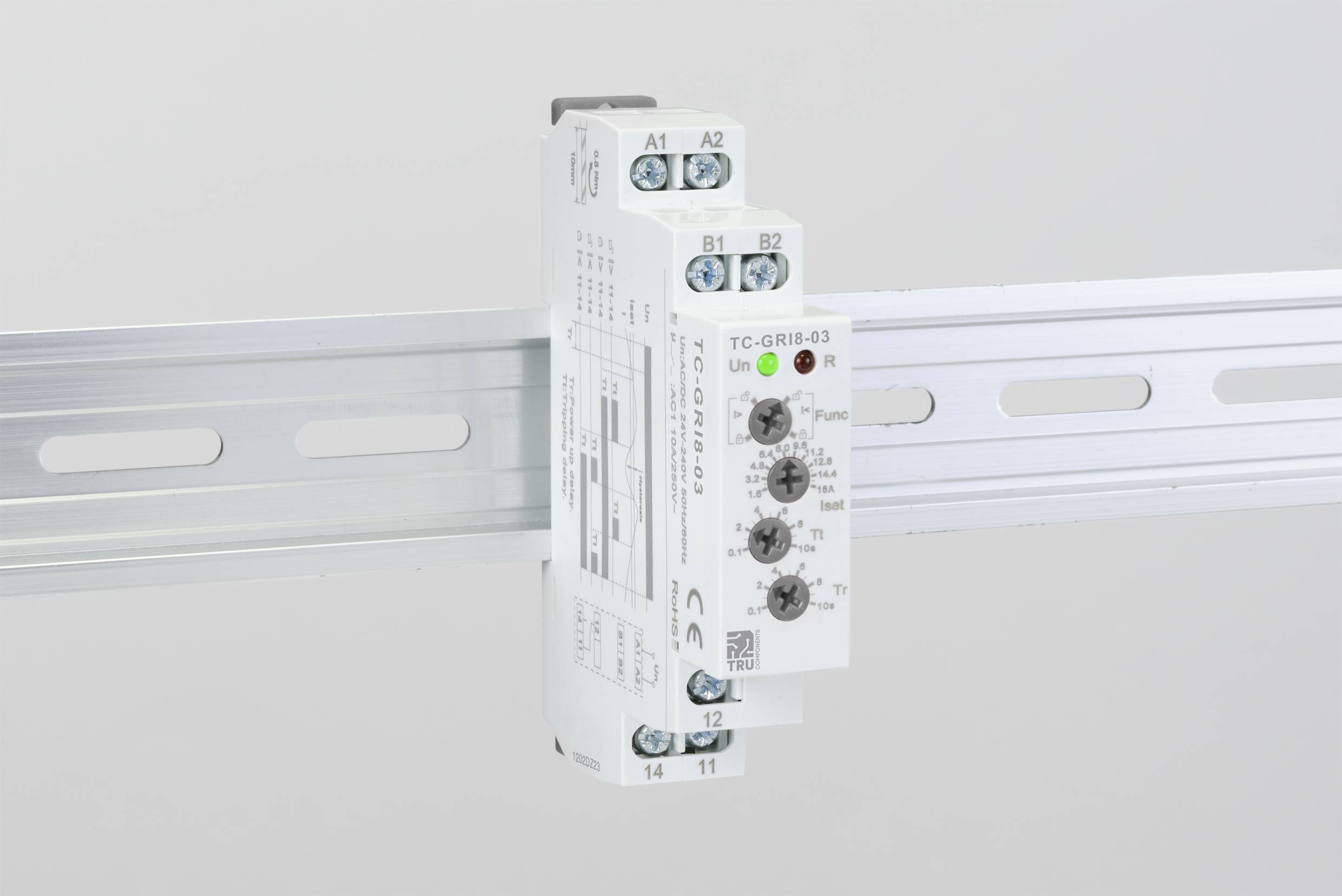 Un relais temporel électronique est monté sur un rail de support. Il est équipé de plusieurs boutons de réglage et points de connexion.