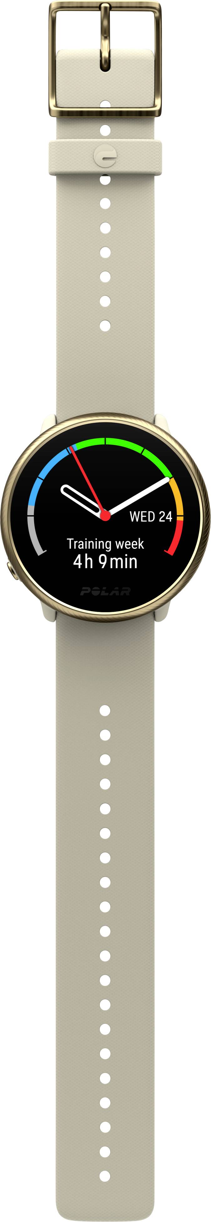 Une montre connectée à écran rond affiche la date et l'heure, présente des indicateurs de fitness et possède un bracelet de couleur beige.