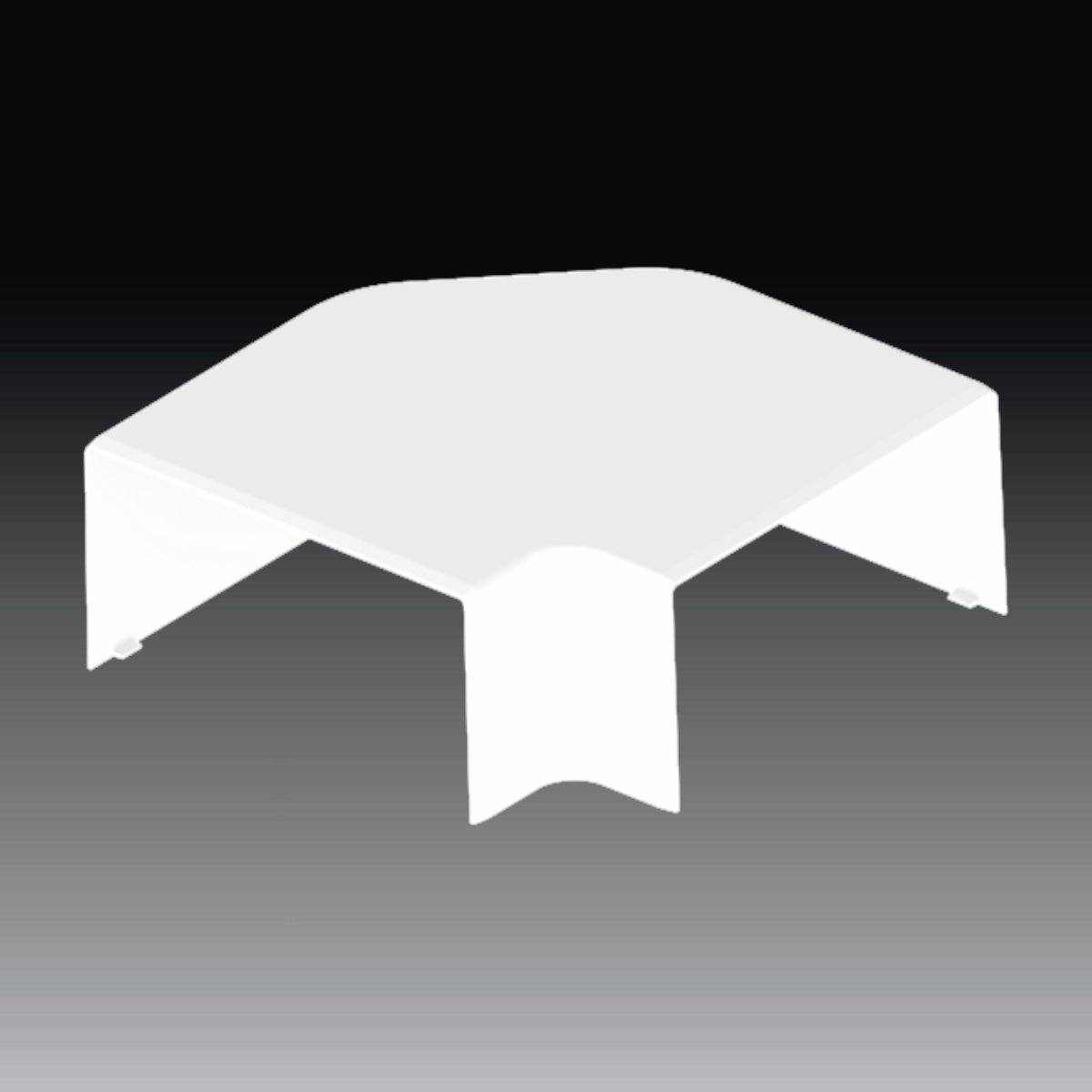 Couverture blanche en plastique triangulaire avec des coins arrondis, flottant sur un fond gris.