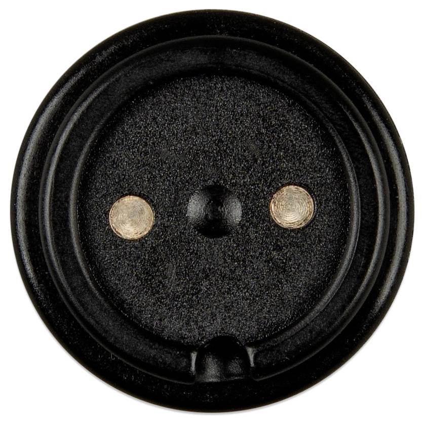 Un couvercle de prise électrique noir rond avec deux trous visibles et une fente de mise à la terre centrale sur un fond blanc.