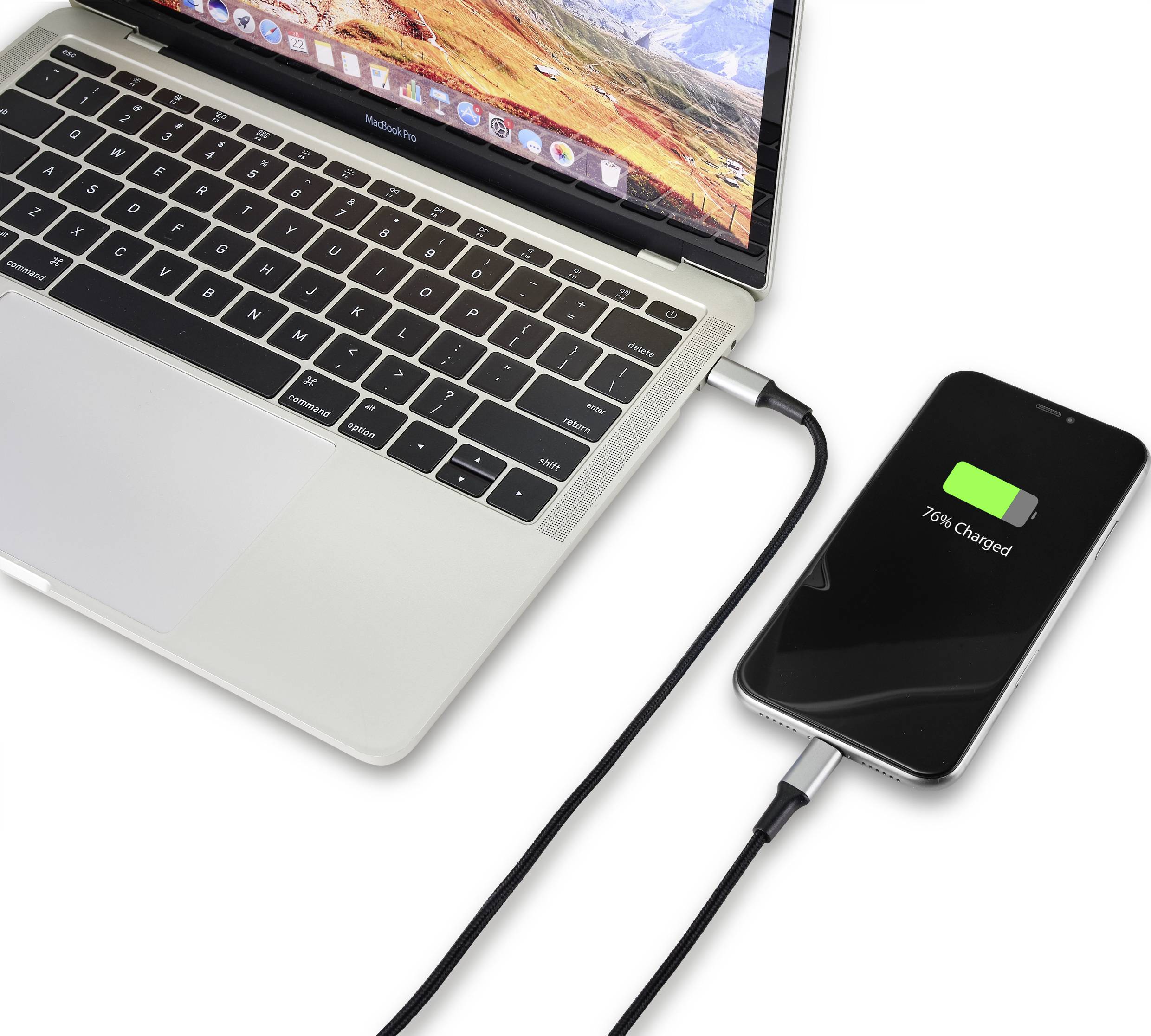 Un ordinateur portable charge un smartphone via un câble USB, et le smartphone affiche '76% chargé' sur son écran.