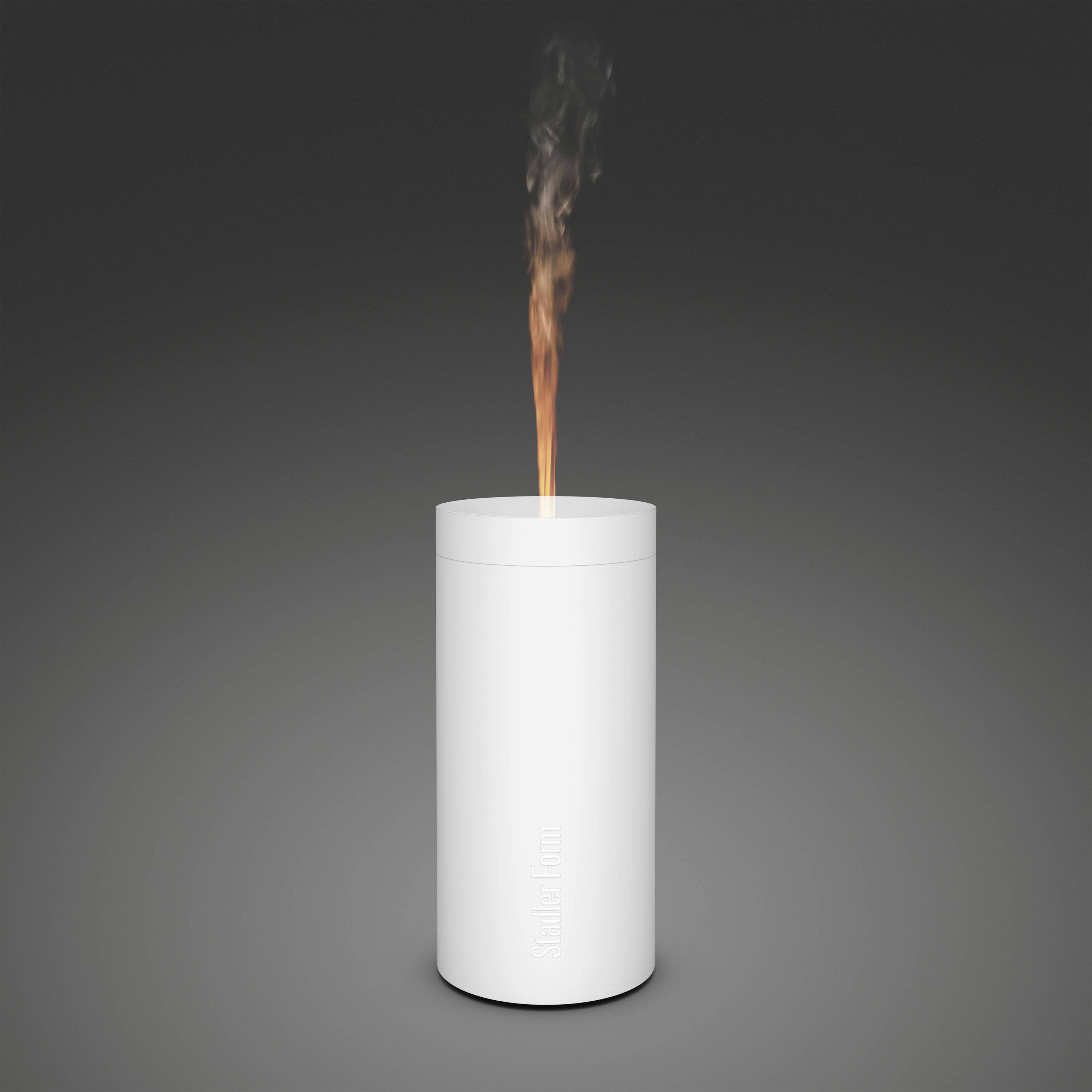 Une bougie parfumée blanche, cylindrique, avec une flamme dansante dans une pièce sombre.