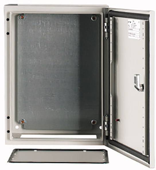 Un coffret électrique ouvert avec intérieur métallique et porte ouverte. Adapté pour les installations électriques dans différents environnements.