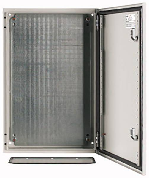 Un coffret métallique vide ouvert, équipé de supports muraux, adapté pour les installations électriques ou les équipements réseau.