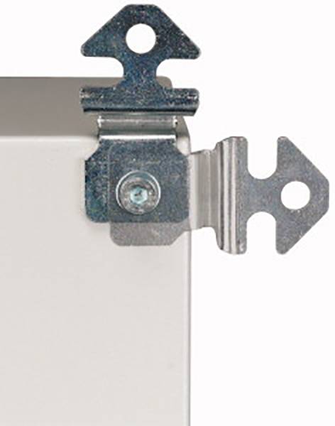 Un connecteur métallique d'angle fixé sur un bord d'une boîte blanche, maintenu par des vis, visible de côté.
