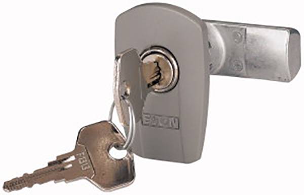 Un cylindre de serrure métallique avec une clé insérée, à laquelle est attachée une autre clé.