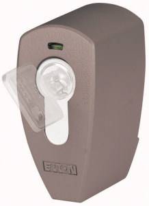 Une serrure électronique marron avec un emplacement pour pièces, portant le logo 'Eaton'.