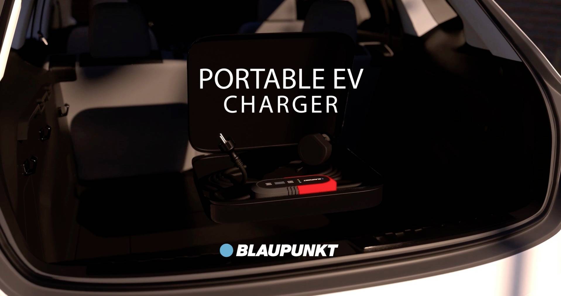 Dans le coffre d'une voiture se trouve un chargeur portable pour véhicules électriques de Blaupunkt.