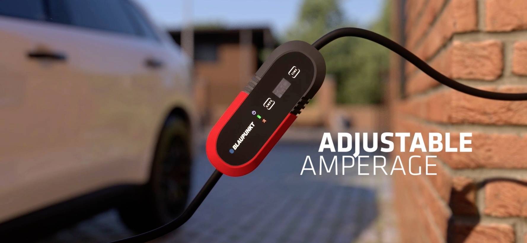 Un câble de charge pour voiture avec une valeur ampère réglable est connecté à un véhicule. Un mur de briques se trouve en arrière-plan.