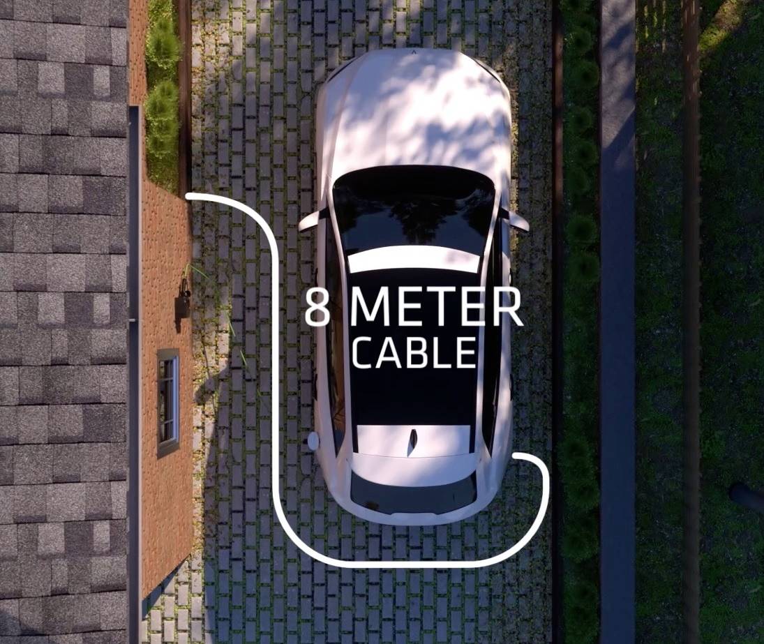 Voiture dans une entrée étroite avec indication du câble de charge : '8 mètres de câble'.