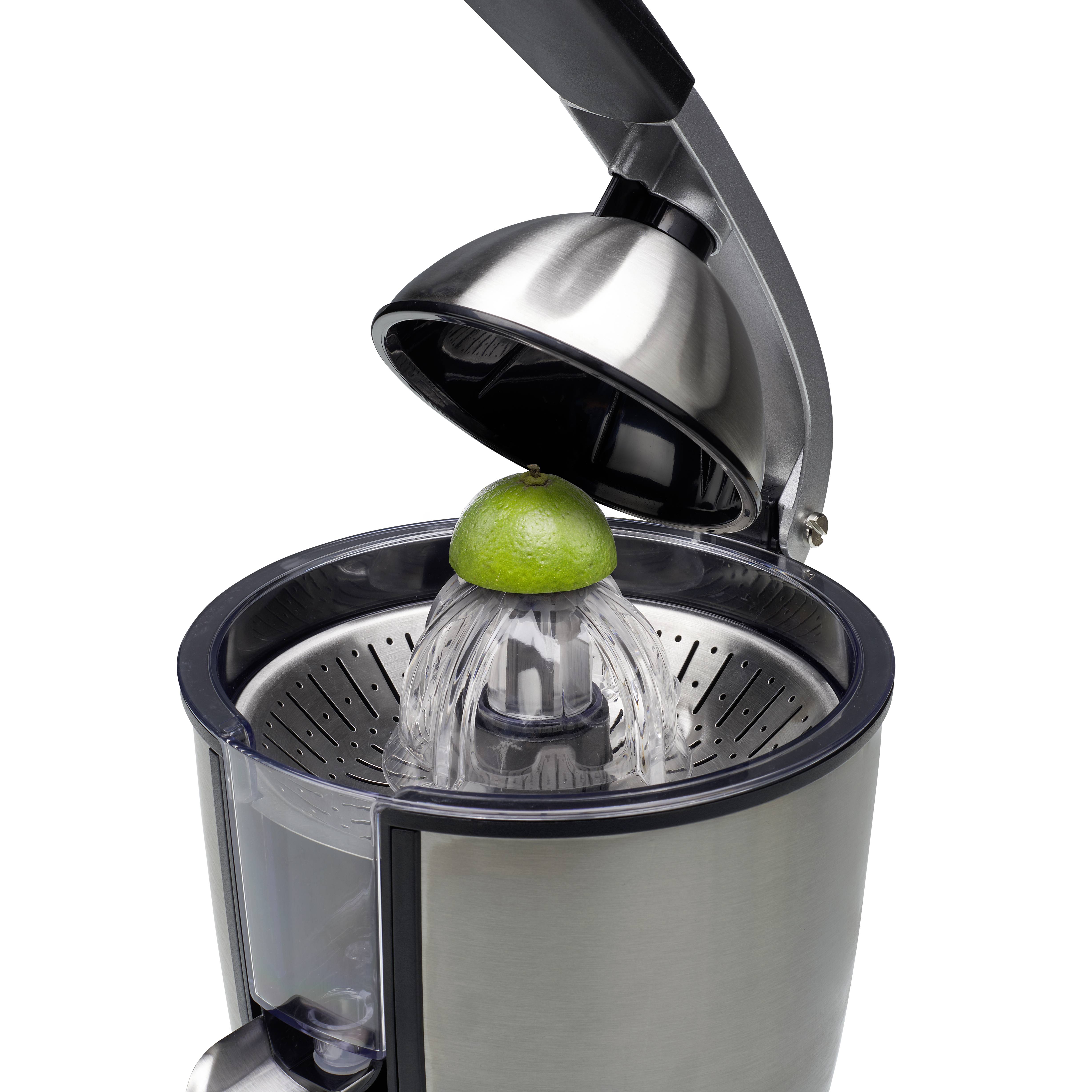 Presse-agrumes électrique avec une demi-lime sur le cône de pressage, le couvercle étant légèrement ouvert.