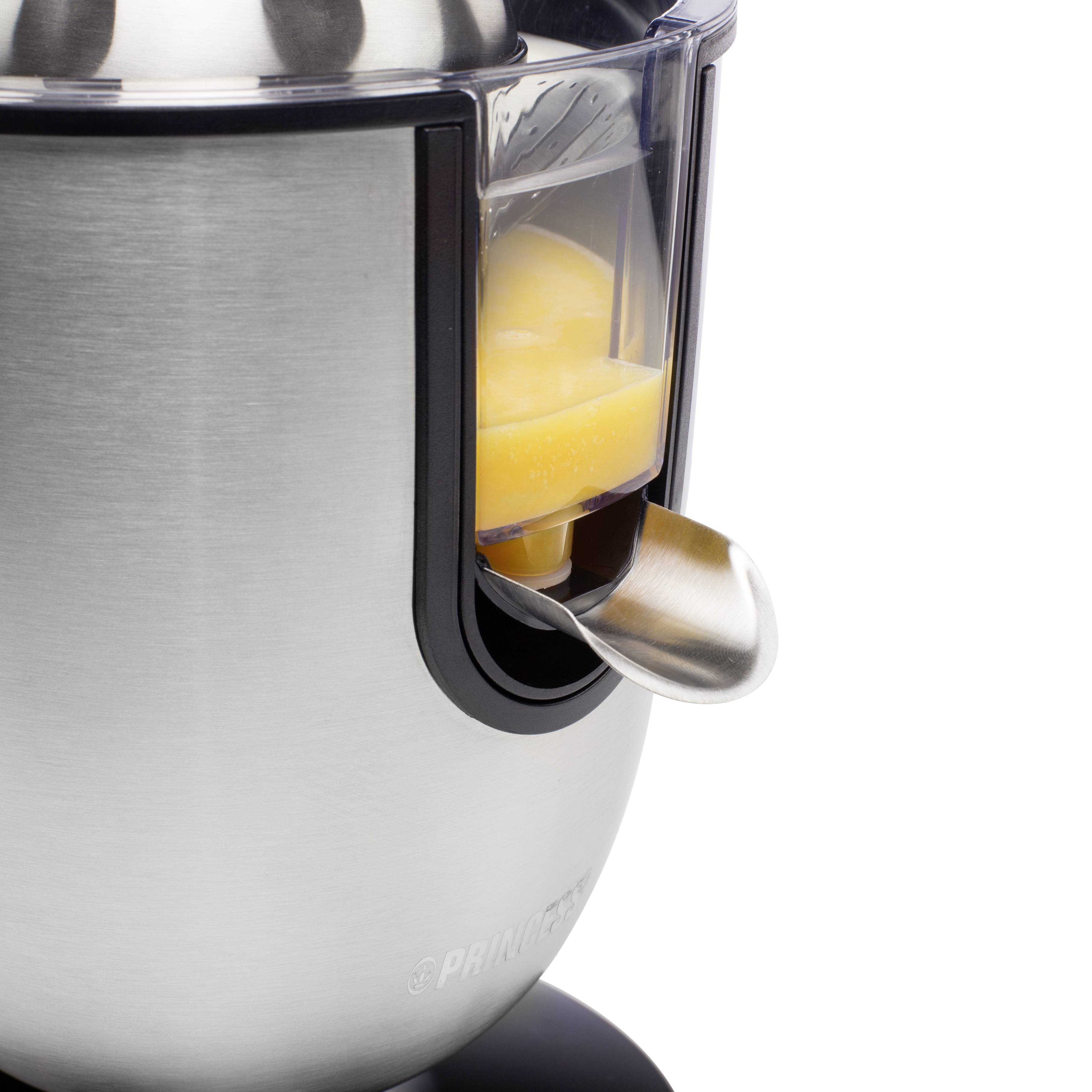 Une presse-agrumes électrique argentée avec un récipient transparent et un bec verseur, montrant du jus d'orange frais coulant.
