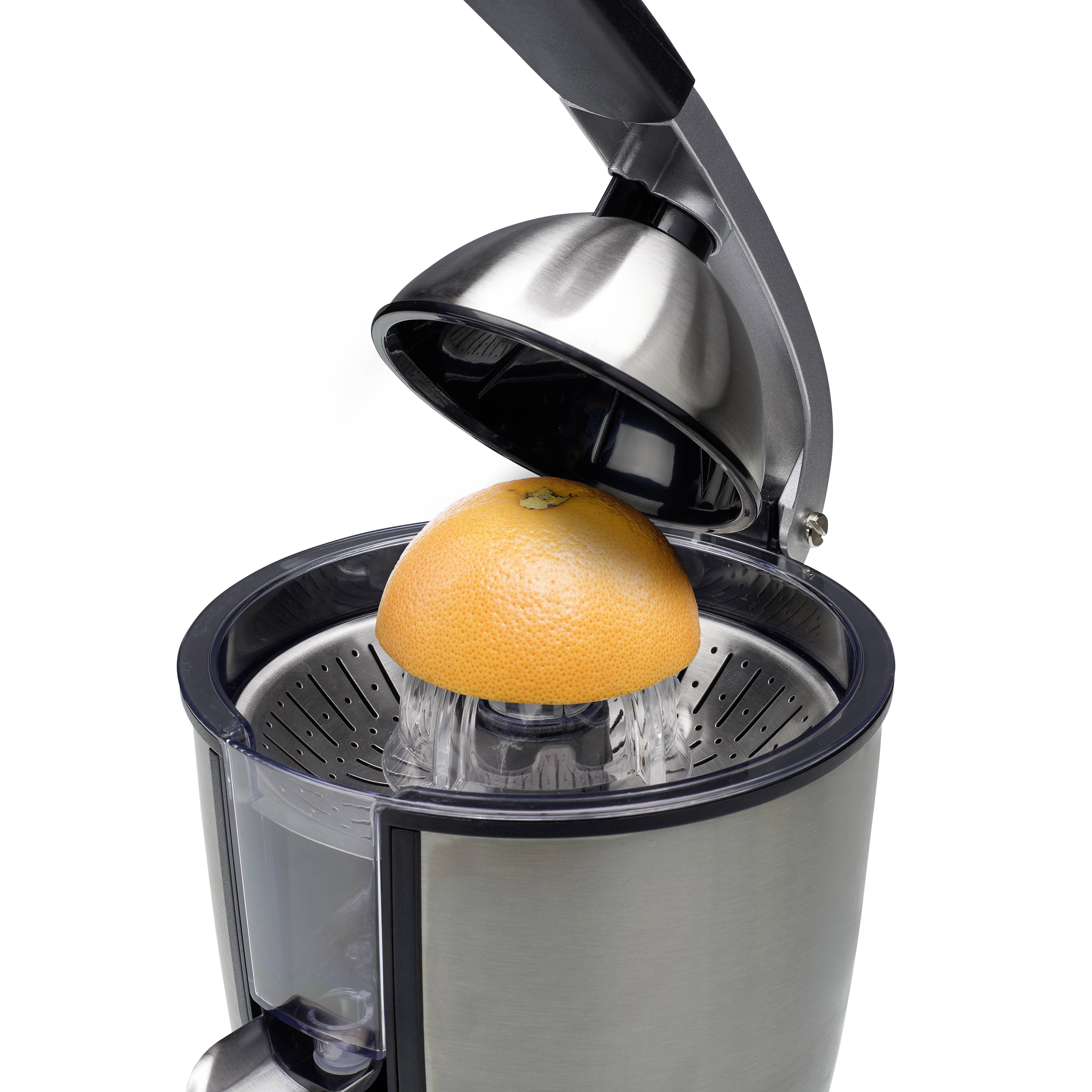 Une presse-agrumes électrique presse un demi-orange.