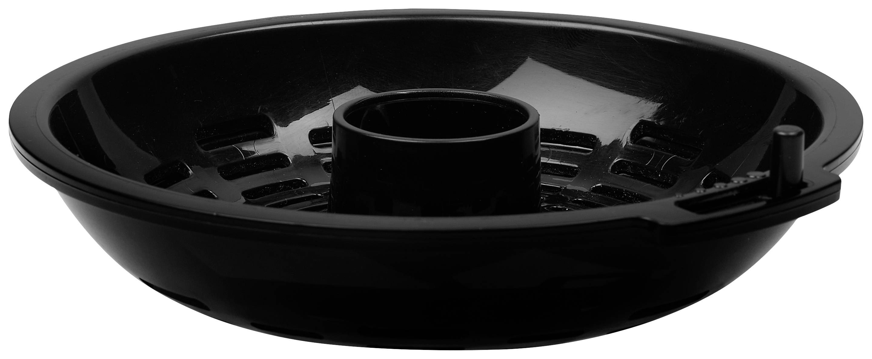 Un anneau noir en plastique avec une ouverture verticale centrale et de petites fentes, souvent utilisé pour la cuisson de la volaille.