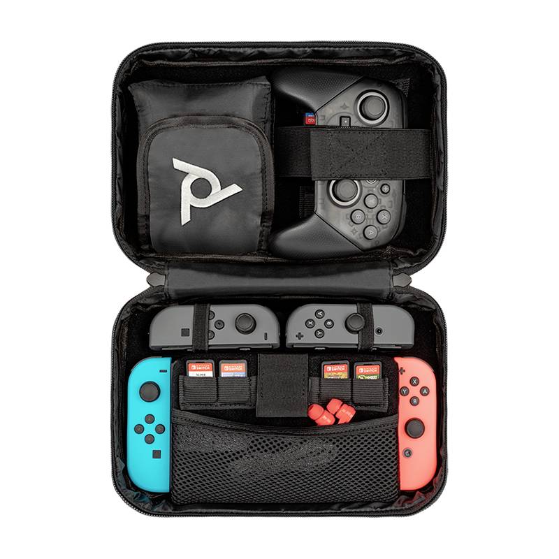 Une valise noire ouverte montre différentes manettes de jeu, modules et accessoires, soigneusement rangés dans des compartiments.