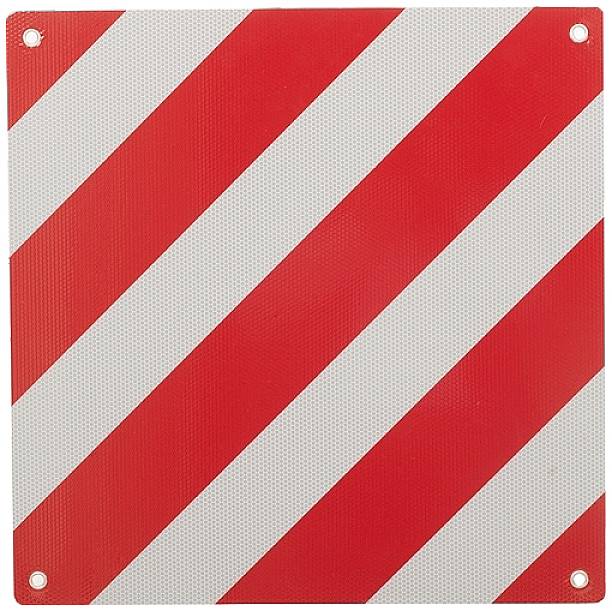 Panneau d'avertissement rouge avec des rayures blanches diagonales, indiquant un danger ou un obstacle.