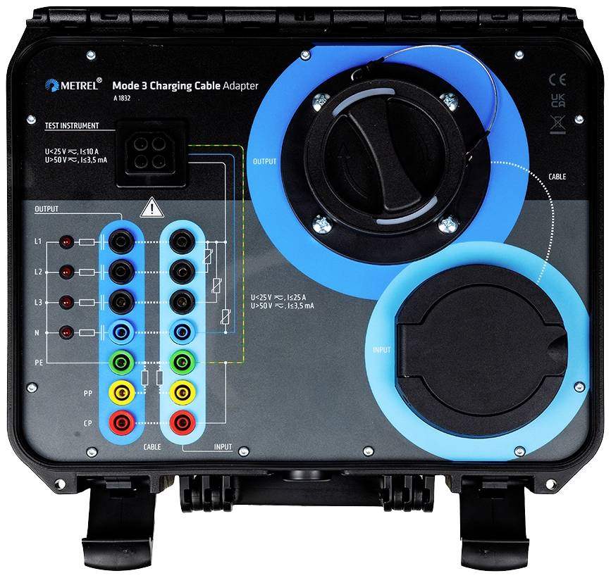 Adaptateur noir pour câble de charge avec connexions et étiquettes codées par couleur, montrant les ports pour les intensités de courant et le routage des câbles.