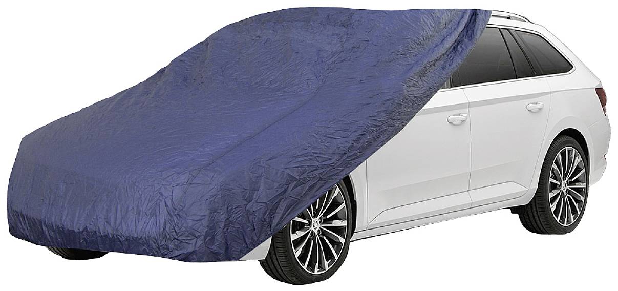 Une voiture blanche est partiellement recouverte d'une bâche bleue qui protège l'avant du véhicule.