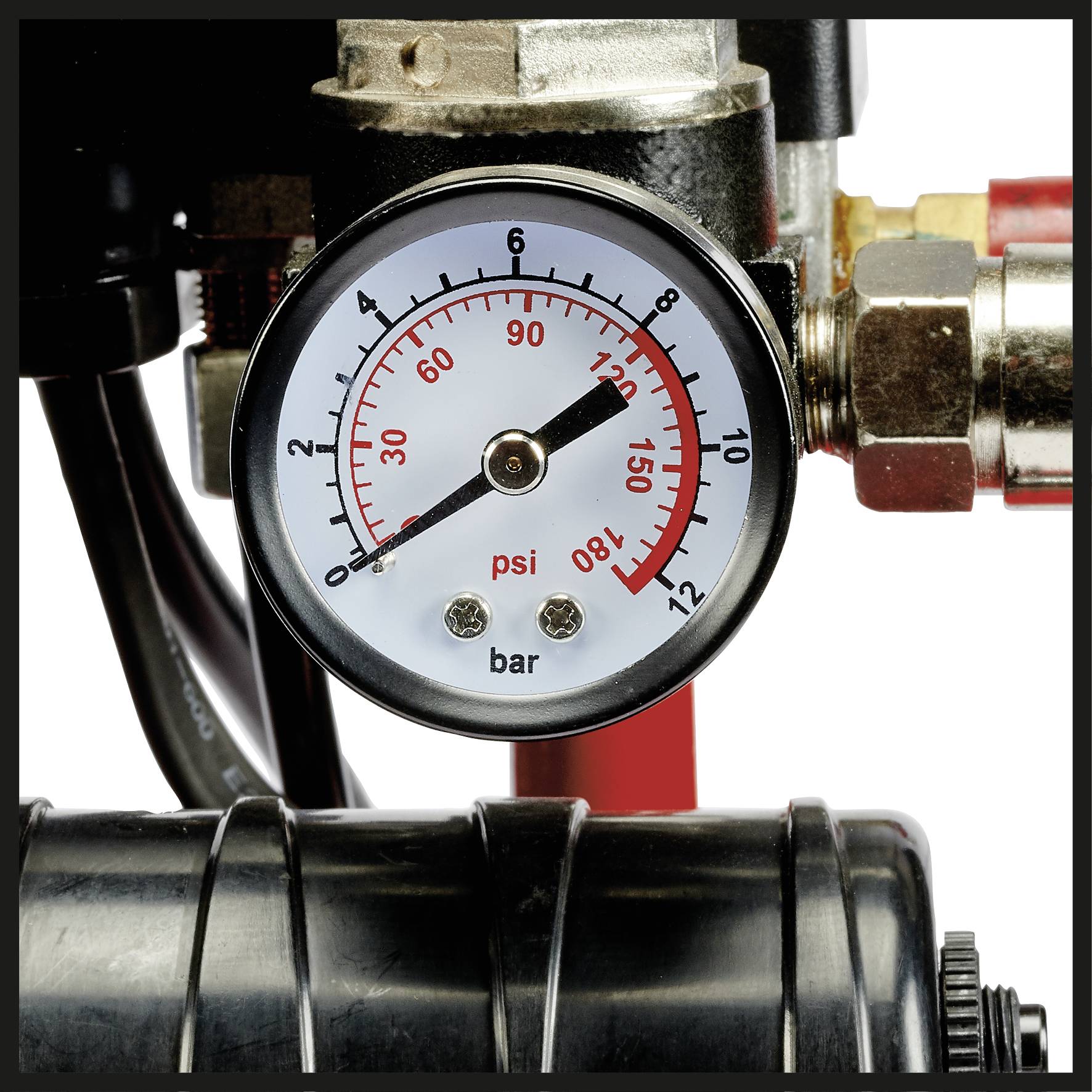 Un manomètre indique une pression d'environ 120 psi et 8 bars. Des appareils et des tuyaux l'entourent, ce qui suggère un environnement industriel.