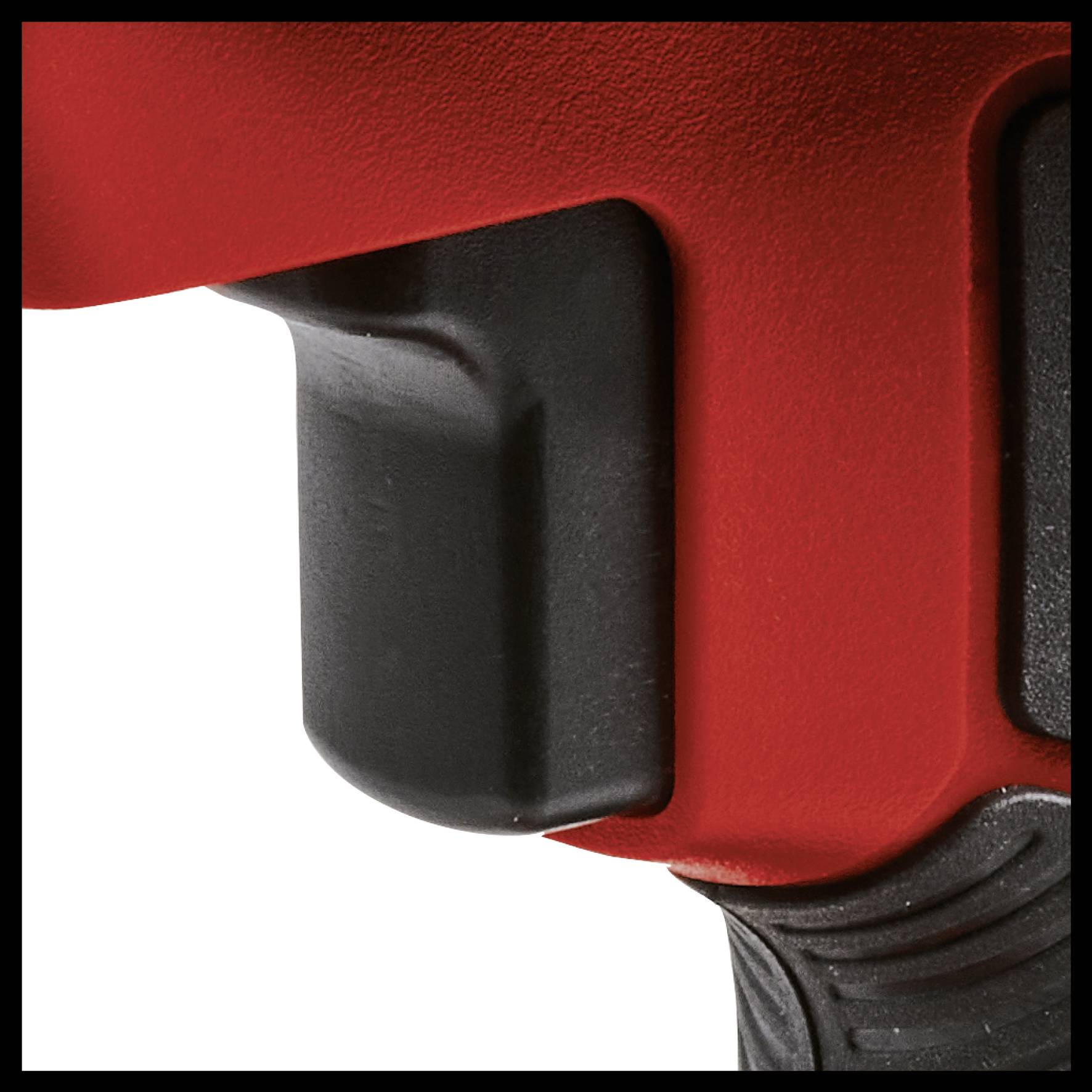 Gros plan d'un outil électrique rouge avec une poignée noire, probablement une perceuse ou un tournevis, la partie inférieure de l'appareil étant visible.
