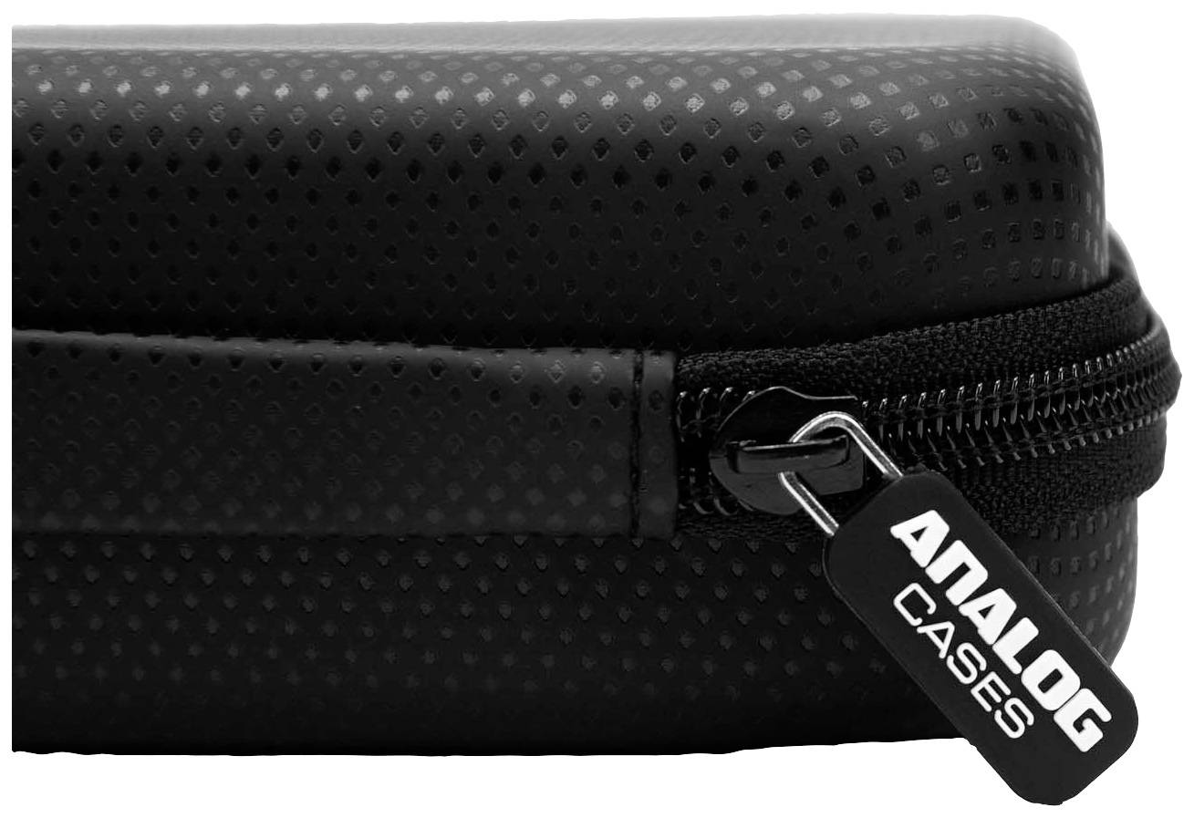 Étui à fermeture éclair noir et structuré, portant l'étiquette 'Analog Cases' sur la fermeture.