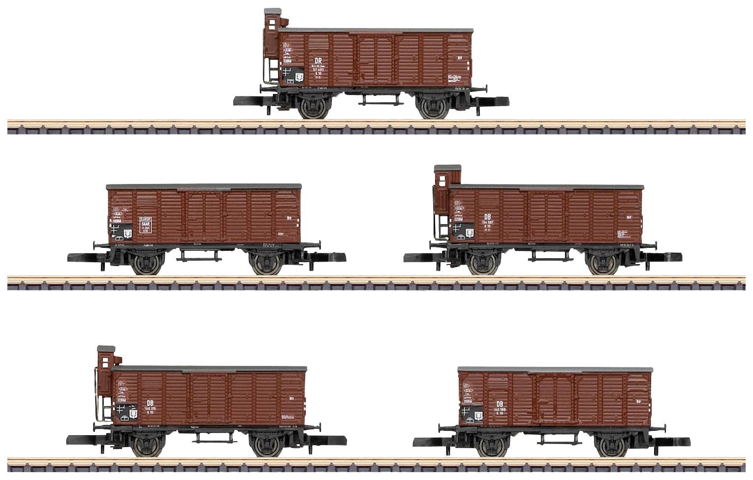 Cinq wagons de marchandises bruns sur des rails, disposés verticalement de haut en bas. Chaque wagon a une structure et une taille similaires.