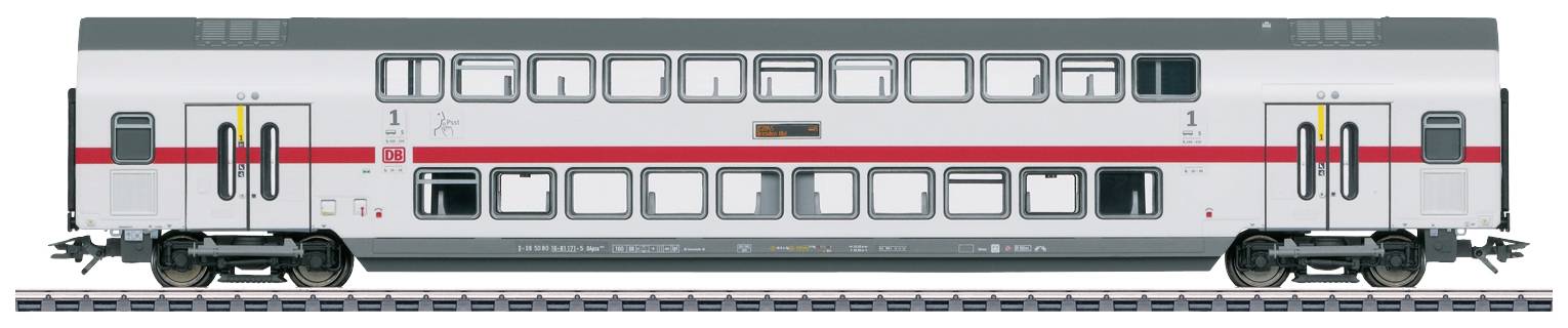 Un wagon moderne à deux étages de la Deutsche Bahn, blanc avec une bande rouge, est stationné sur des rails. Plusieurs rangées de fenêtres sont visibles.