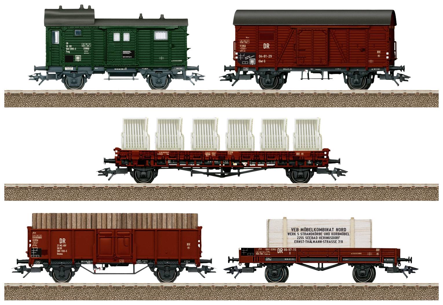 Quatre wagons de modélisme ferroviaire sur des rails : un wagon de marchandises vert, un wagon couvert rouge, un wagon ouvert chargé de fûts et un wagon plat transportant des conteneurs.
