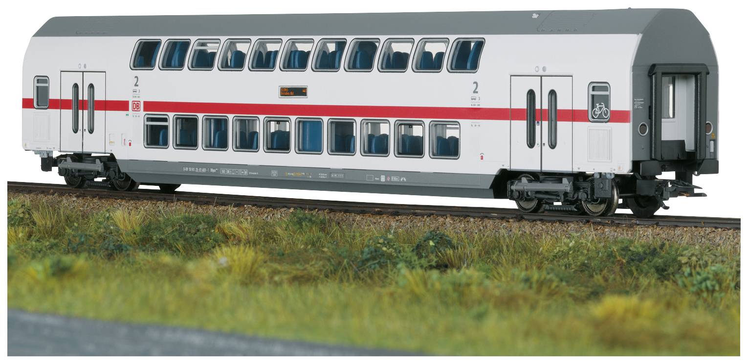 Un wagon à deux étages de la Deutsche Bahn sur des rails. Le wagon est gris avec des bandes rouges et possède plusieurs fenêtres.