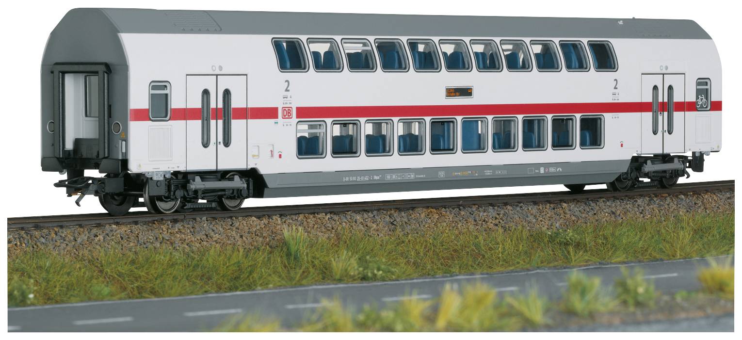 Une voiture de train moderne à deux étages, blanche avec une bande rouge. Elle a plusieurs fenêtres et est destinée au transport de passagers.