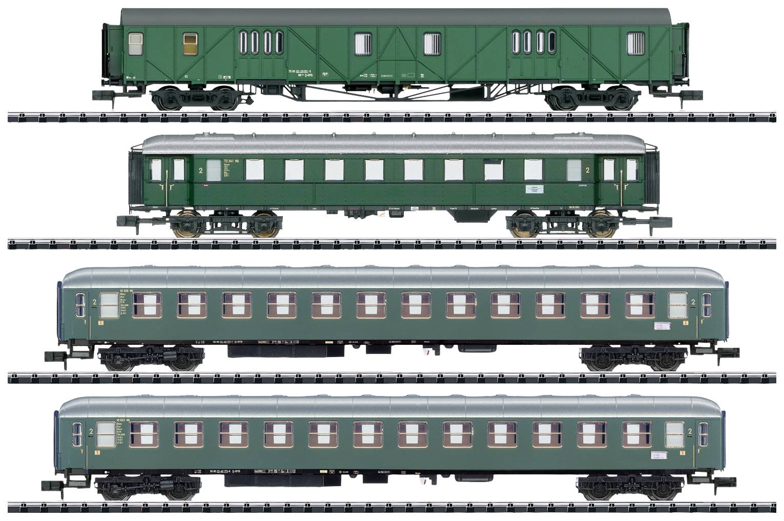Quatre wagons de train miniature verts alignés. Designs différents et dispositions de fenêtres variées. Rails visibles en arrière-plan.