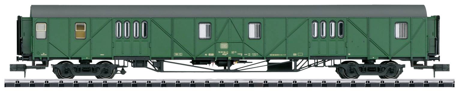 Wagon de marchandises vert avec un toit sombre, sur des rails, doté de plusieurs portes et fenêtres le long de sa paroi latérale, adapté pour un diorama ferroviaire.