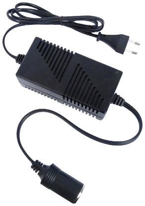 Adaptateur réseau noir avec câble et fiche européenne, connecté à une prise allume-cigare. Adapté aux appareils électroniques.