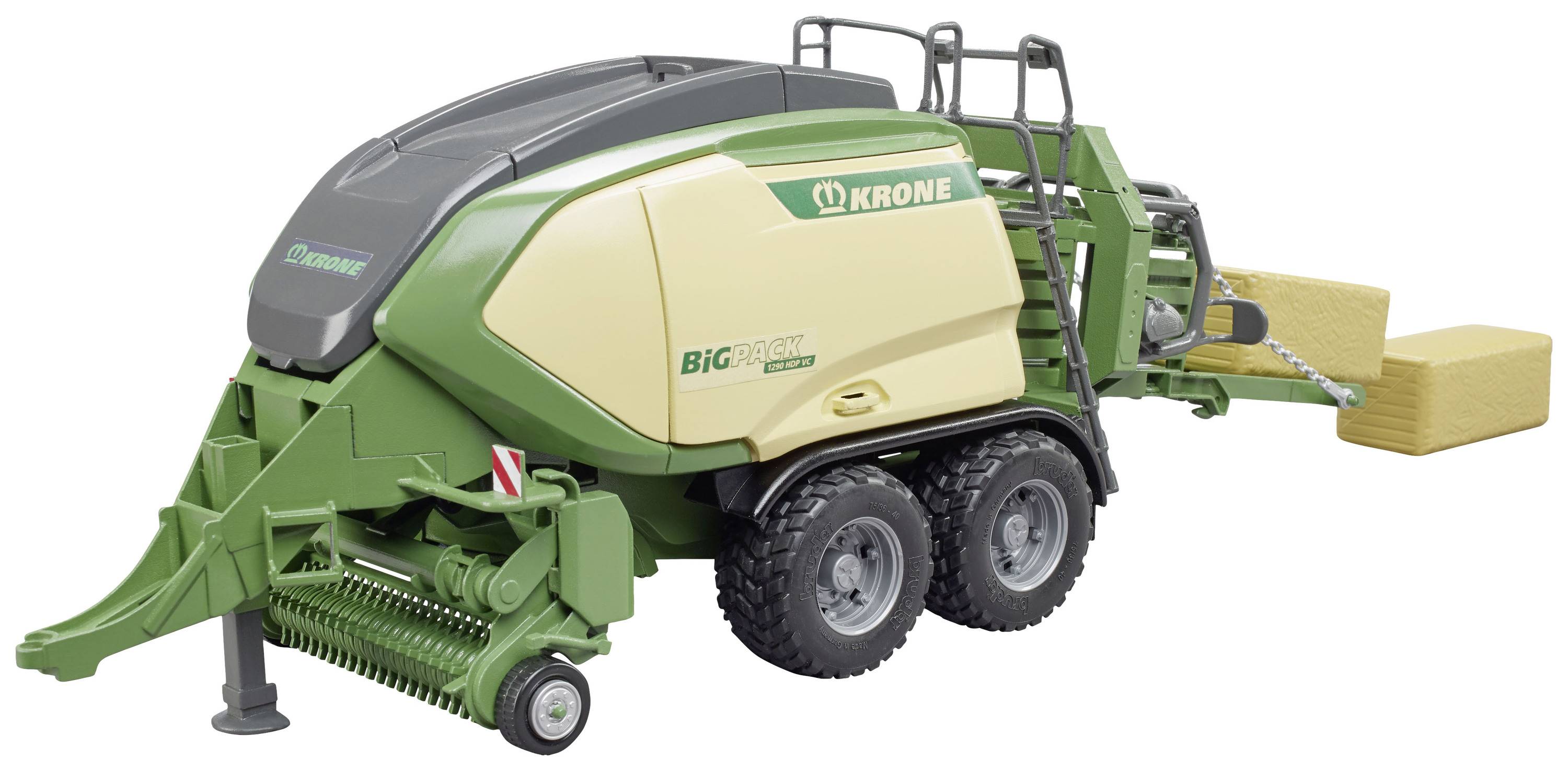 Un tracteur agricole de presse à balles vert et jaune, pressant et formant des balles de foin carrées, portant l'inscription 'KRONE'.