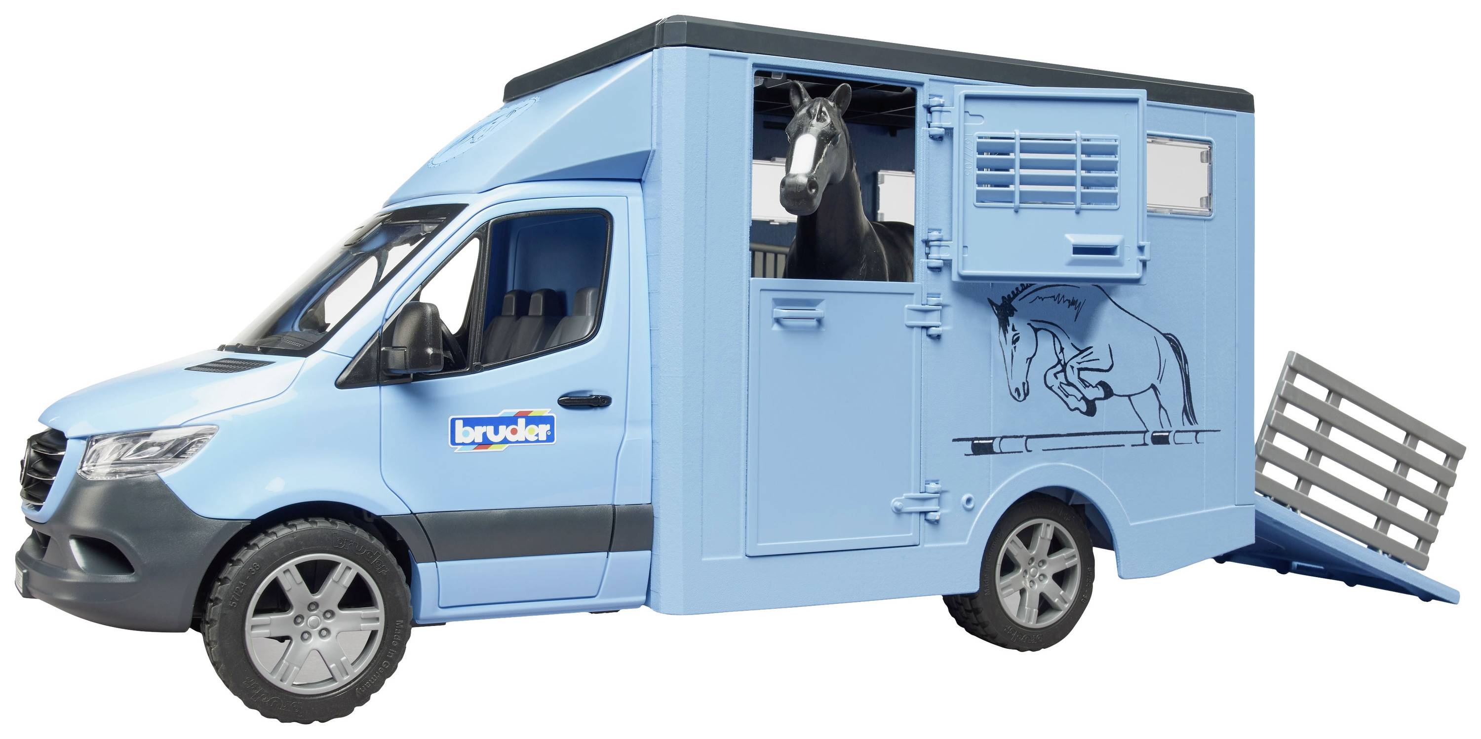 Un camion de transport de jouet pour chevaux en plastique bleu, avec une silhouette dessinée d'un cheval et une rampe ouverte, derrière laquelle se trouve une figurine de cheval.