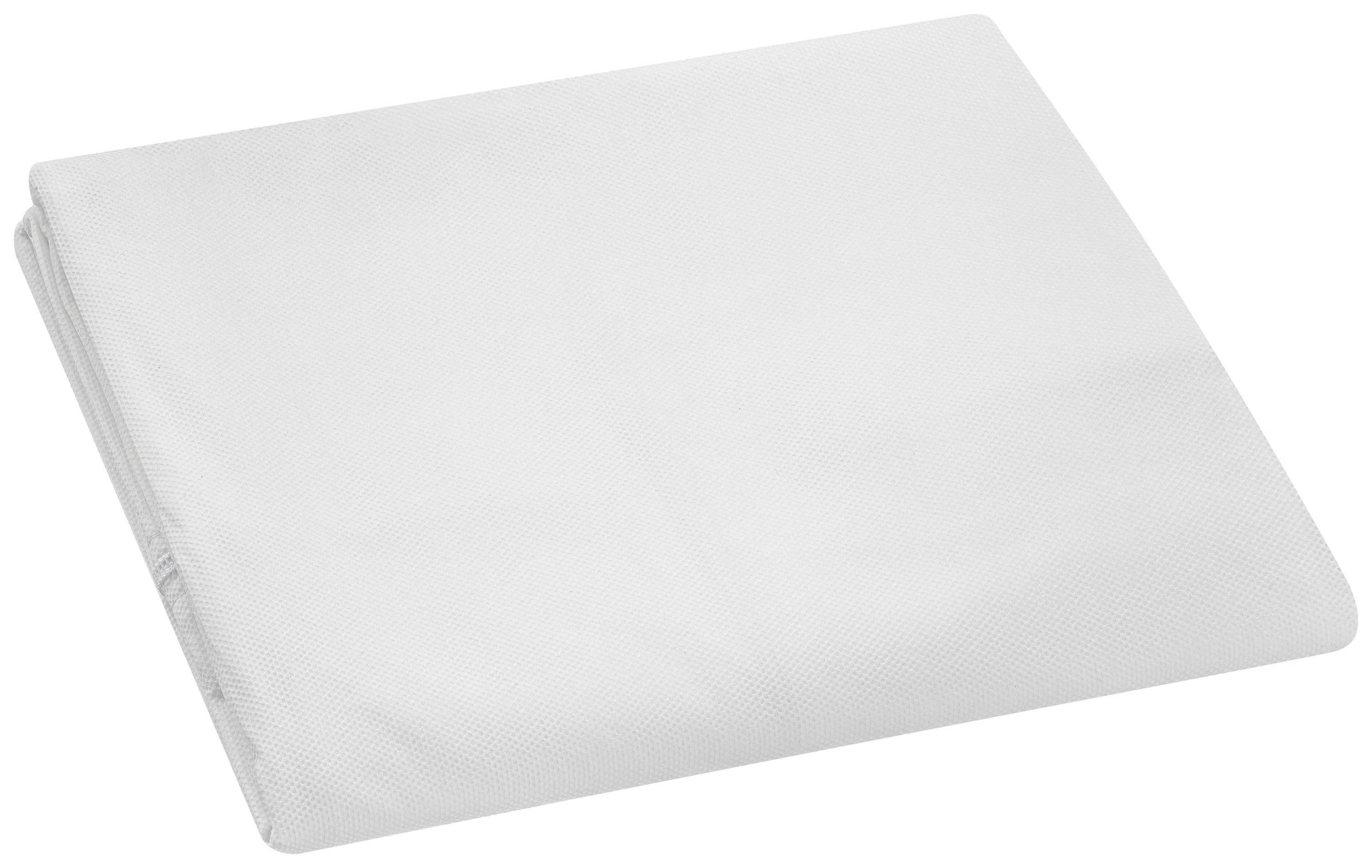 Un drap de lit blanc et plié est posé sur une table.
