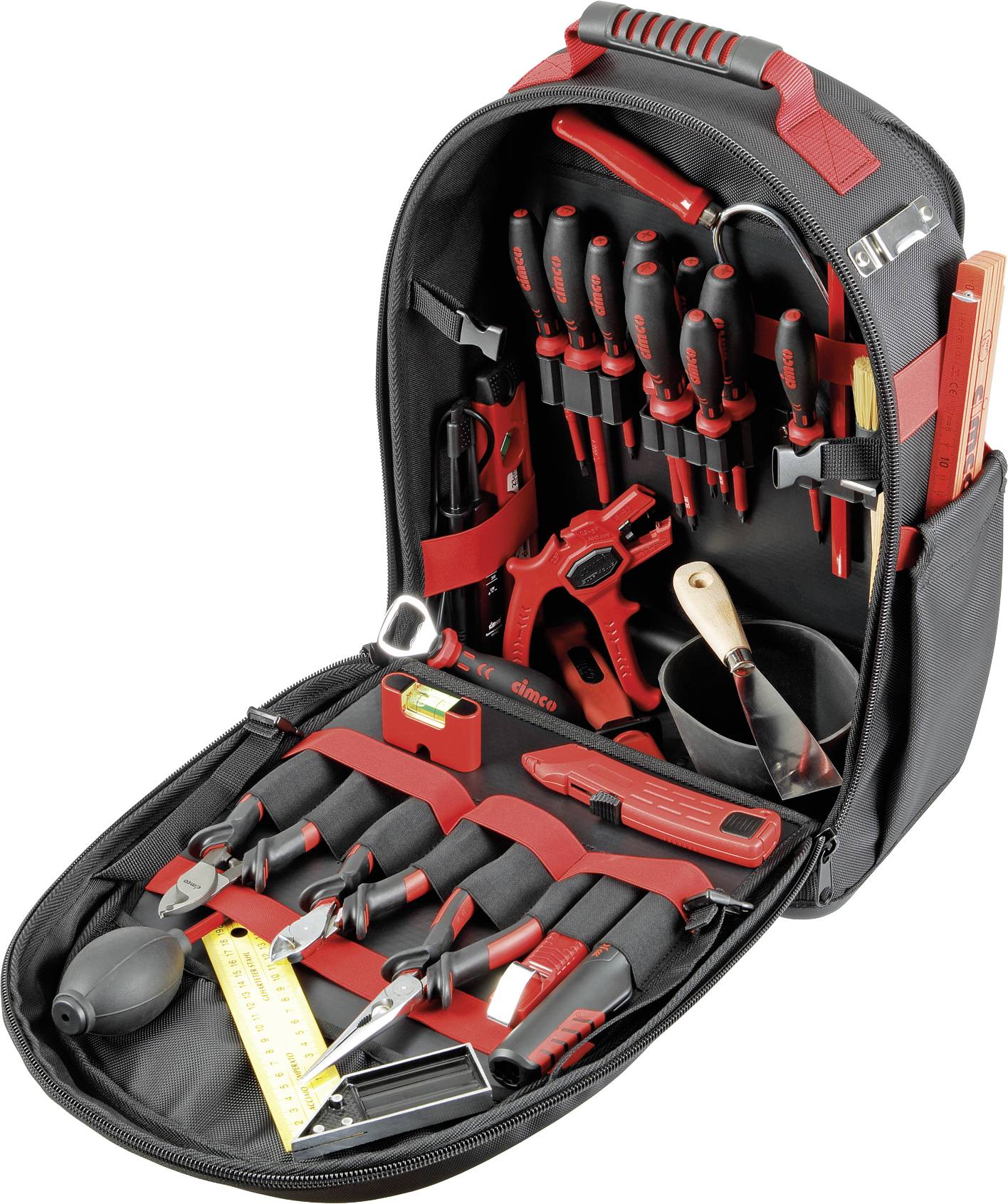 Sac à dos à outils ouvert contenant des tournevis, des pinces, un mètre et d'autres outils manuels en rouge et noir. Outils soigneusement rangés.