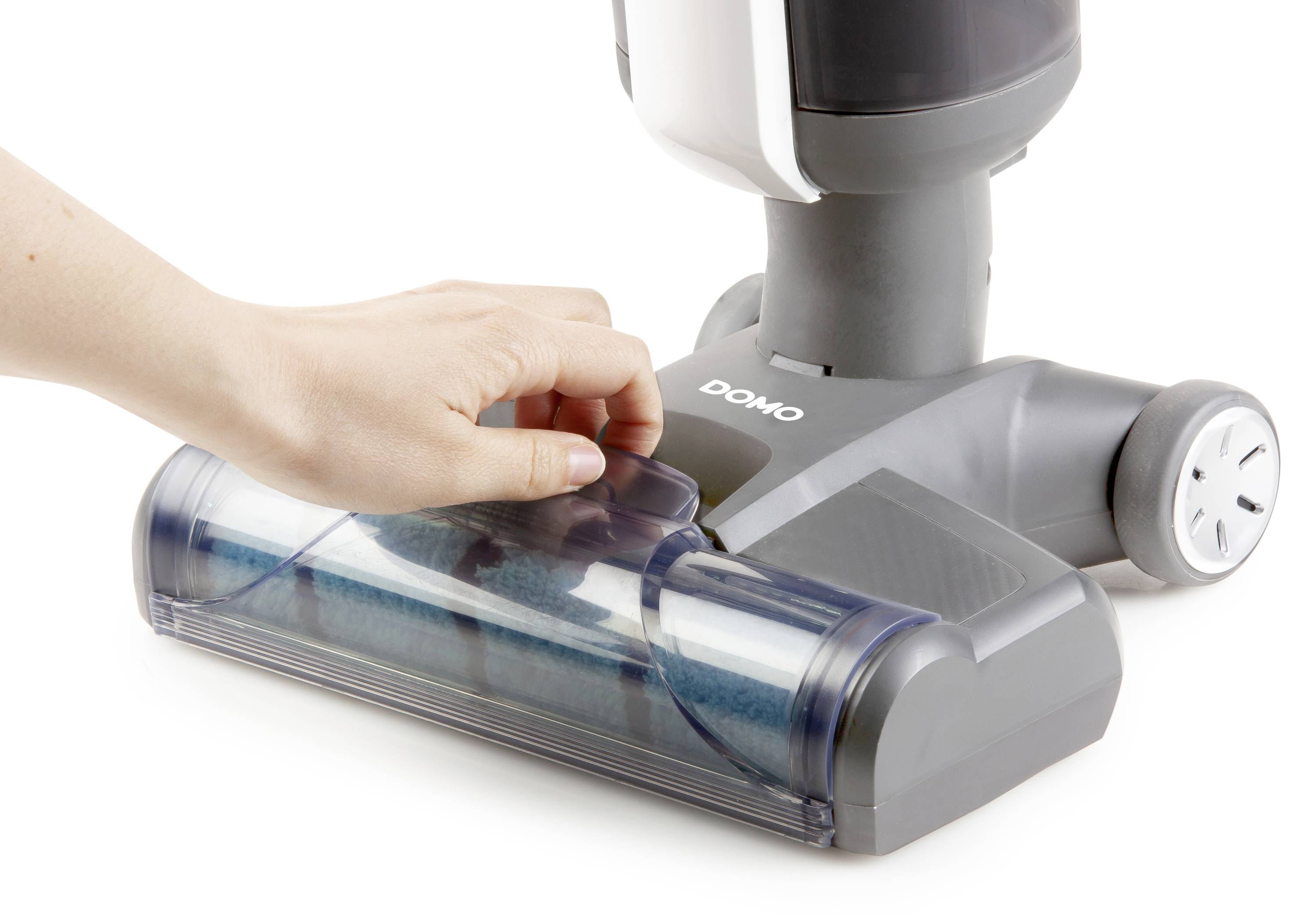 'Une main retire un couvercle transparent en plastique d'un accessoire d'aspirateur.'