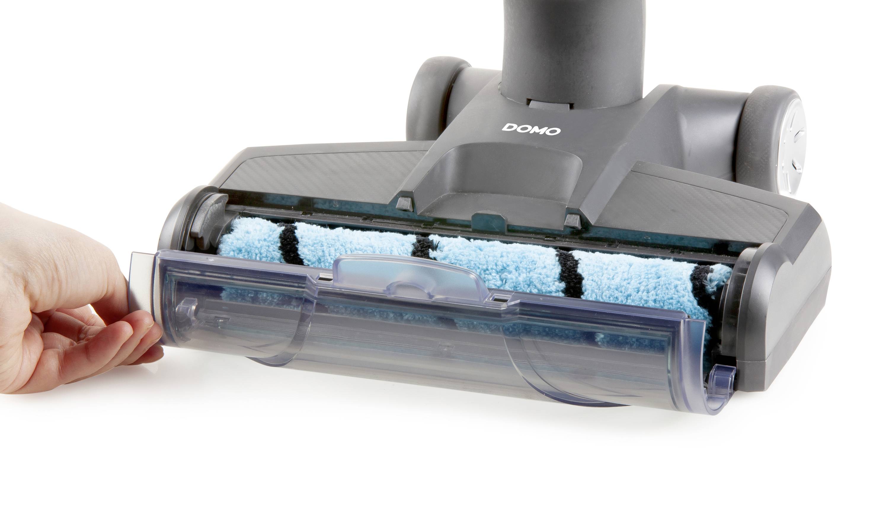 Une main ouvre le couvercle d'un aspirateur, dévoilant les rouleaux de nettoyage bleus rotatifs de la brosse électrique.