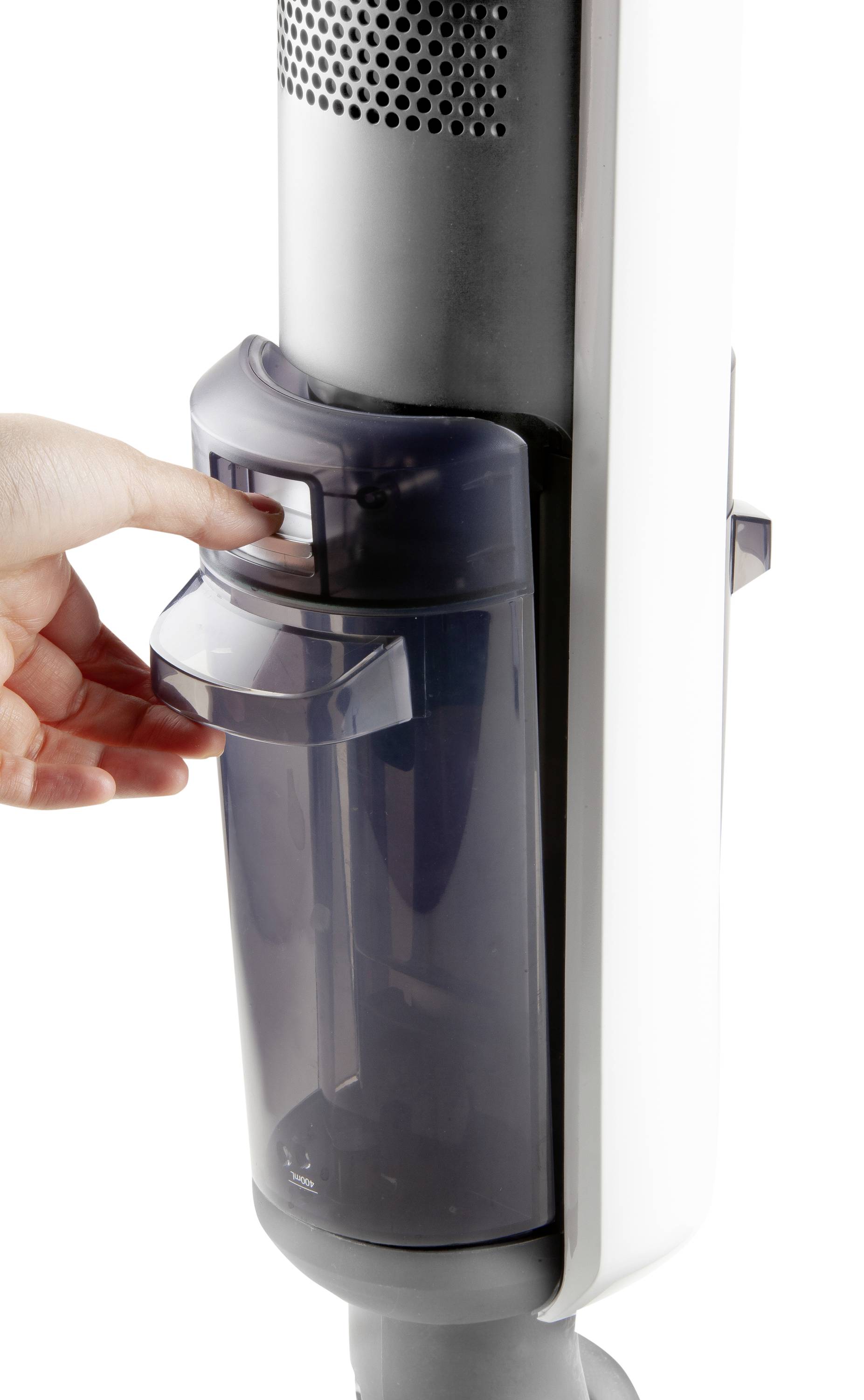 Une main retire le réservoir à poussière d'un aspirateur vertical.