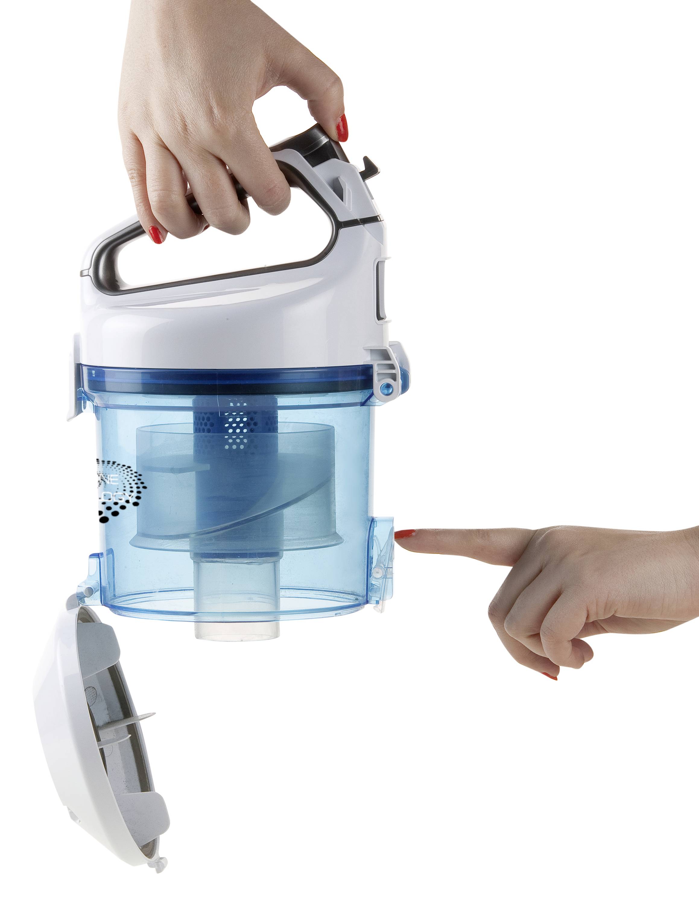 Une main tient un récipient d'aspirateur cyclonique avec un réservoir transparent bleu ; une autre main le pointe du doigt.