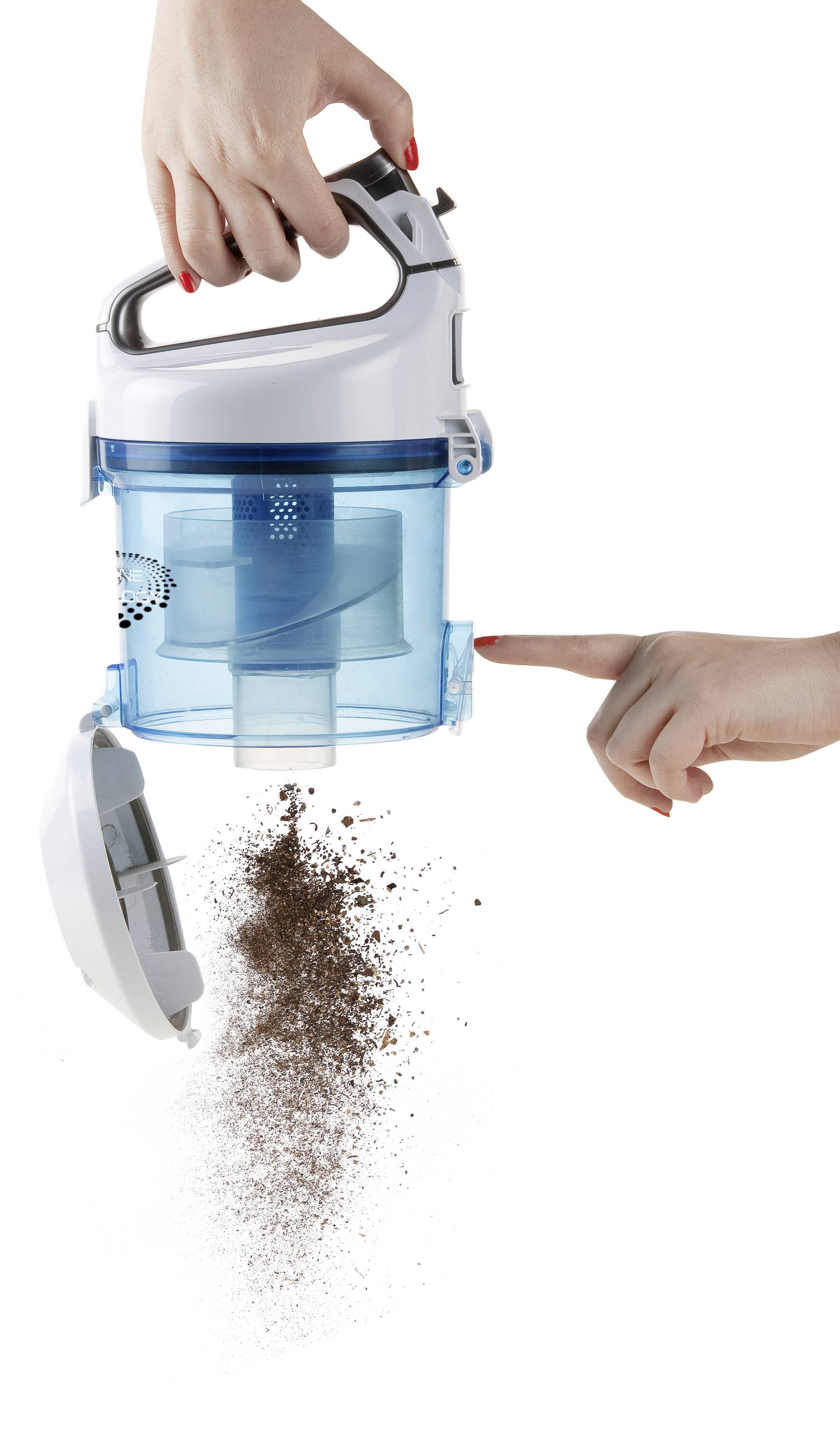 Une main tient un réservoir d'aspirateur pendant qu'une autre main ouvre la sortie pour en libérer les saletés.