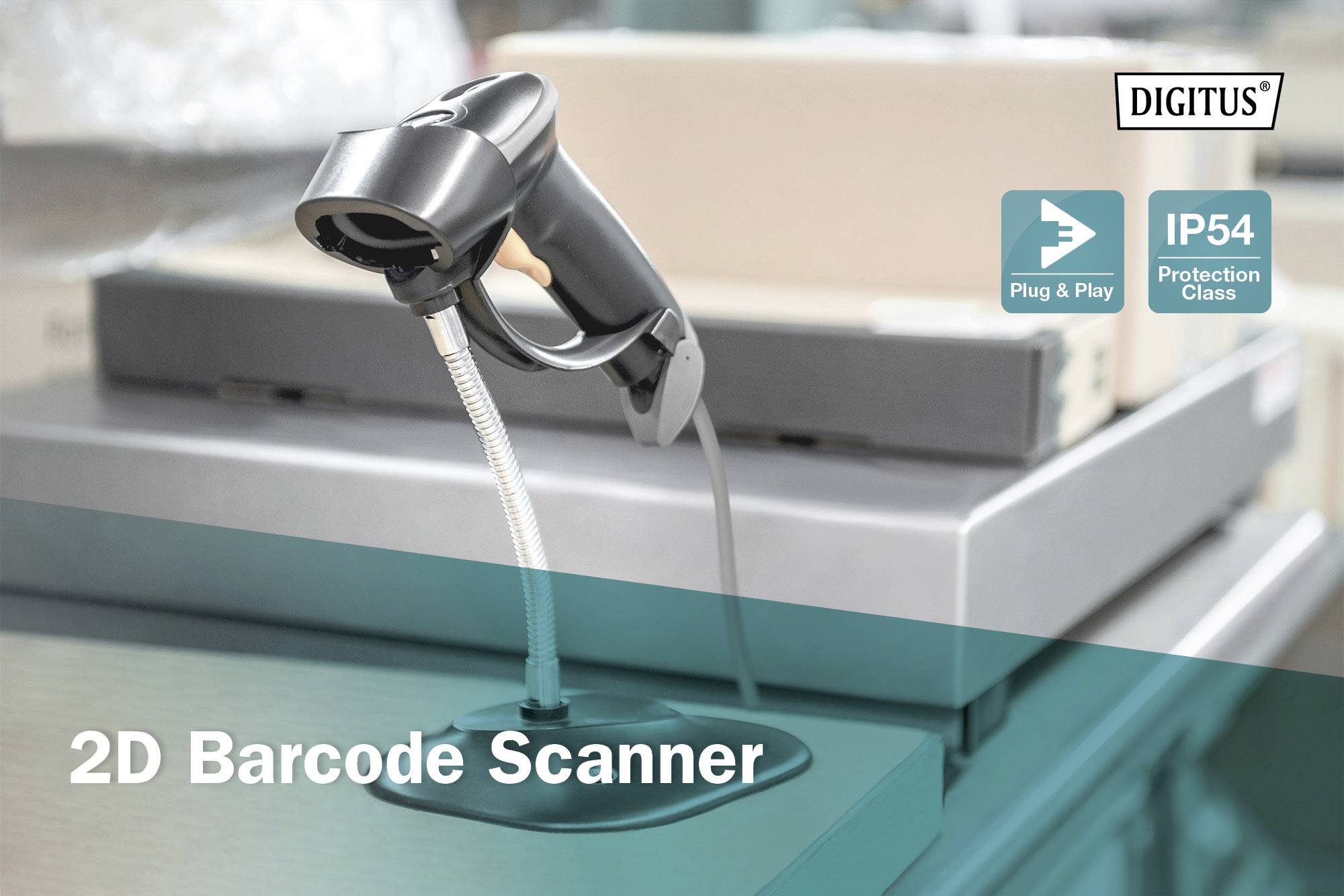 Scanneur de code-barres 2D placé sur une table dans un entrepôt ou un bureau, positionné de manière décentralisée. Prend en charge le 'Plug & Play' et la 'Classe de protection IP54'.