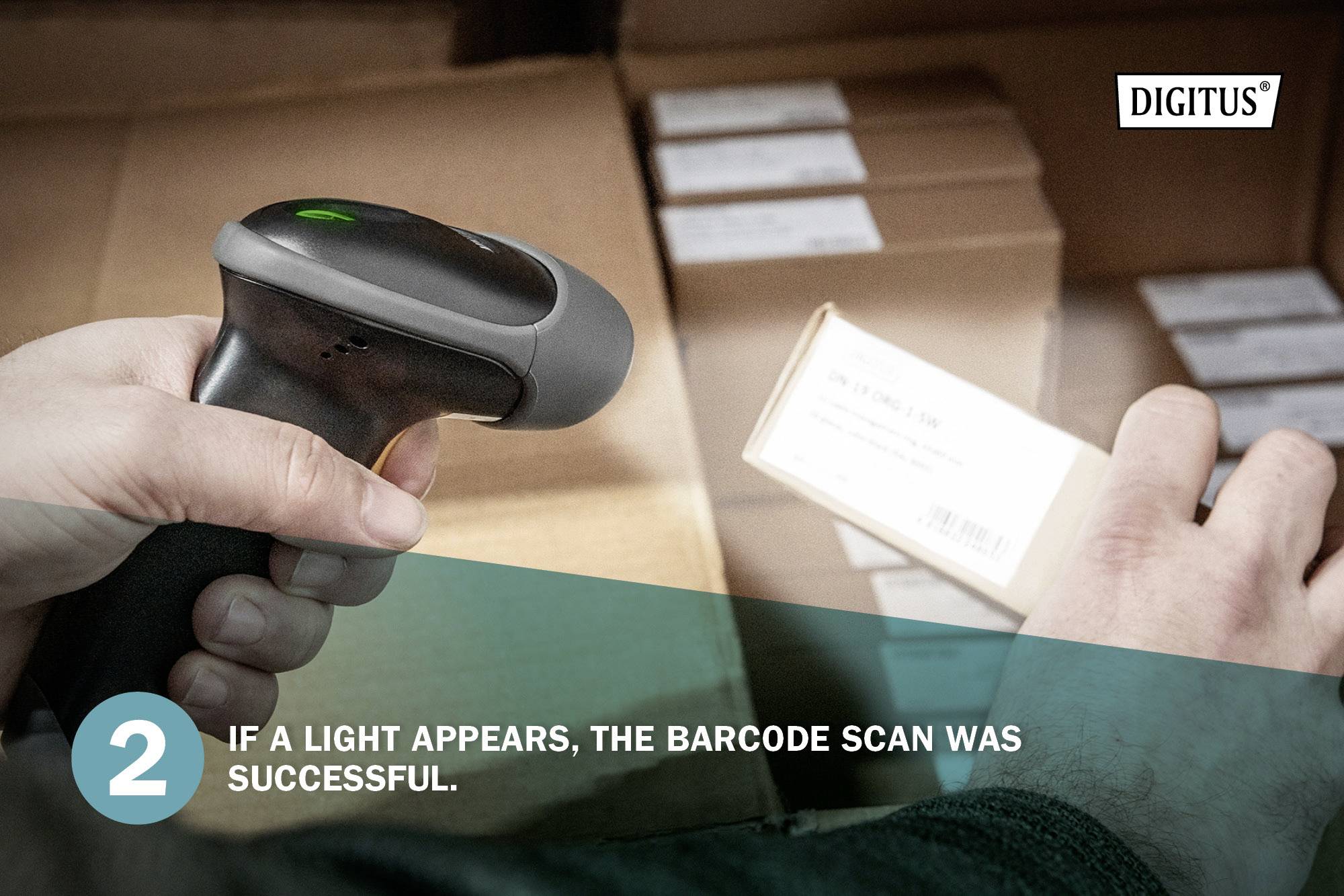 Une main tient un lecteur de codes-barres au-dessus d'un carton étiqueté. Texte : « 2. Si une lumière apparaît, le scan du code-barres a réussi. »