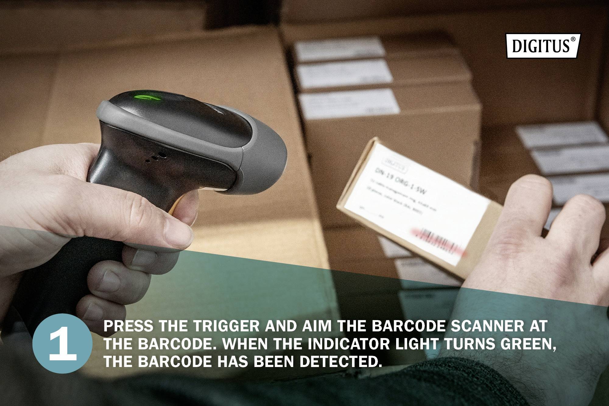 Une personne numérise un code-barres sur une boîte à l'aide d'un scanner dans un entrepôt. Un texte d'instructions décrit le processus de numérisation.