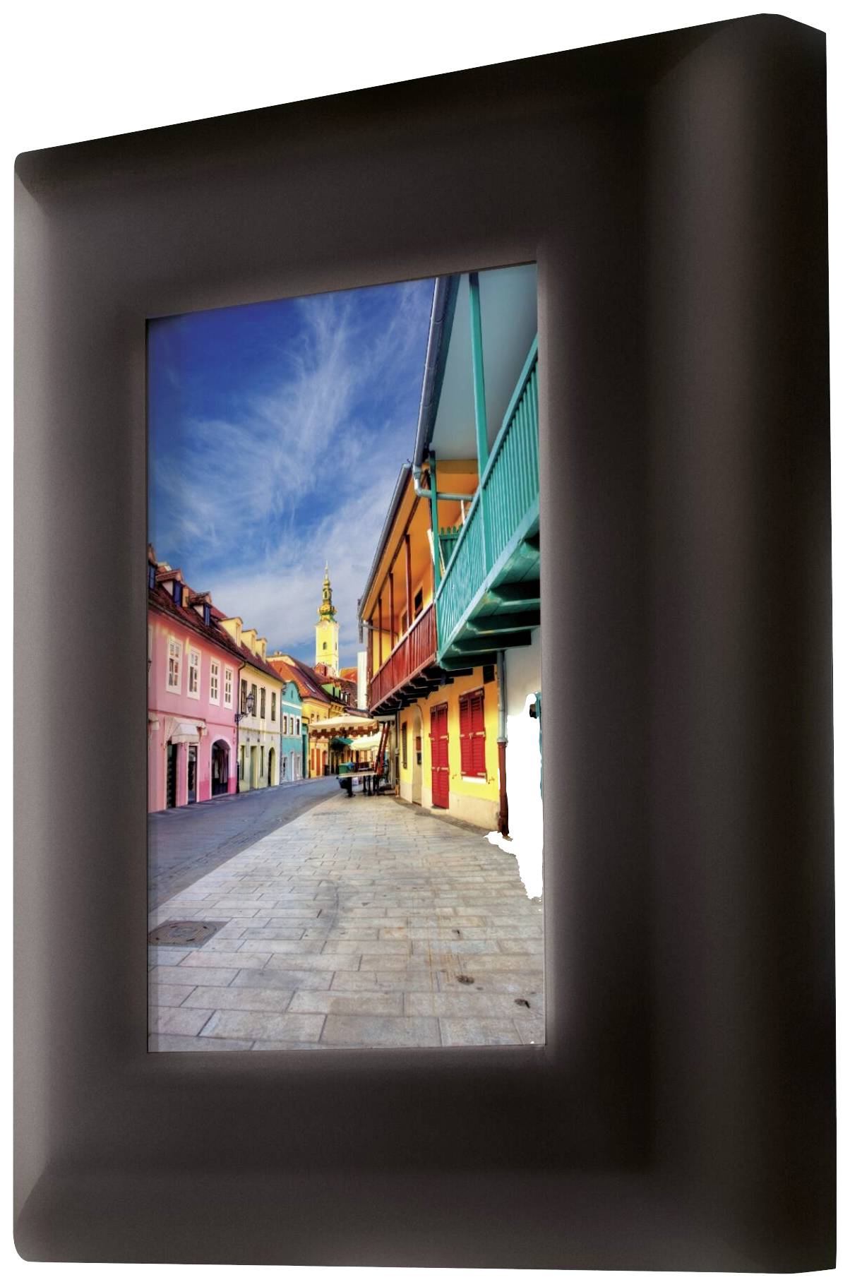 Une rue animée et colorée bordée de bâtiments historiques des deux côtés. Le ciel est bleu avec quelques nuages.