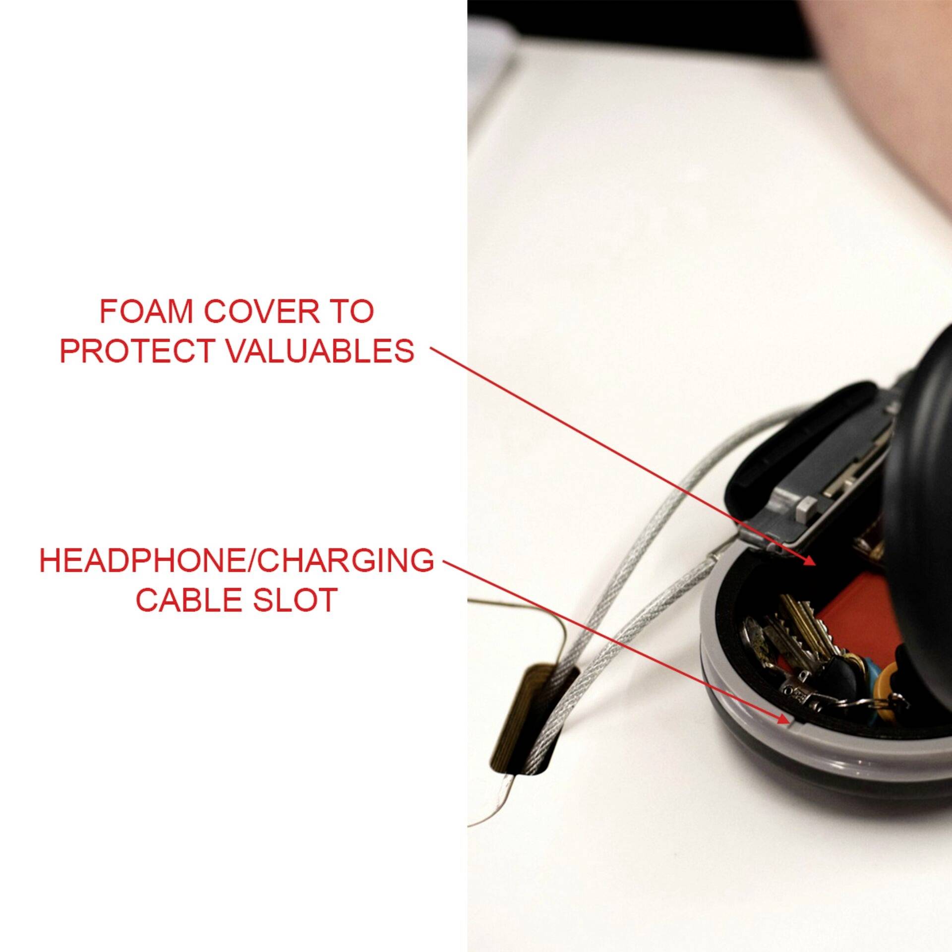 Sac noir à surface en mousse pour protéger les objets de valeur, avec une fente pour écouteurs/câble de charge pour une utilisation facile.