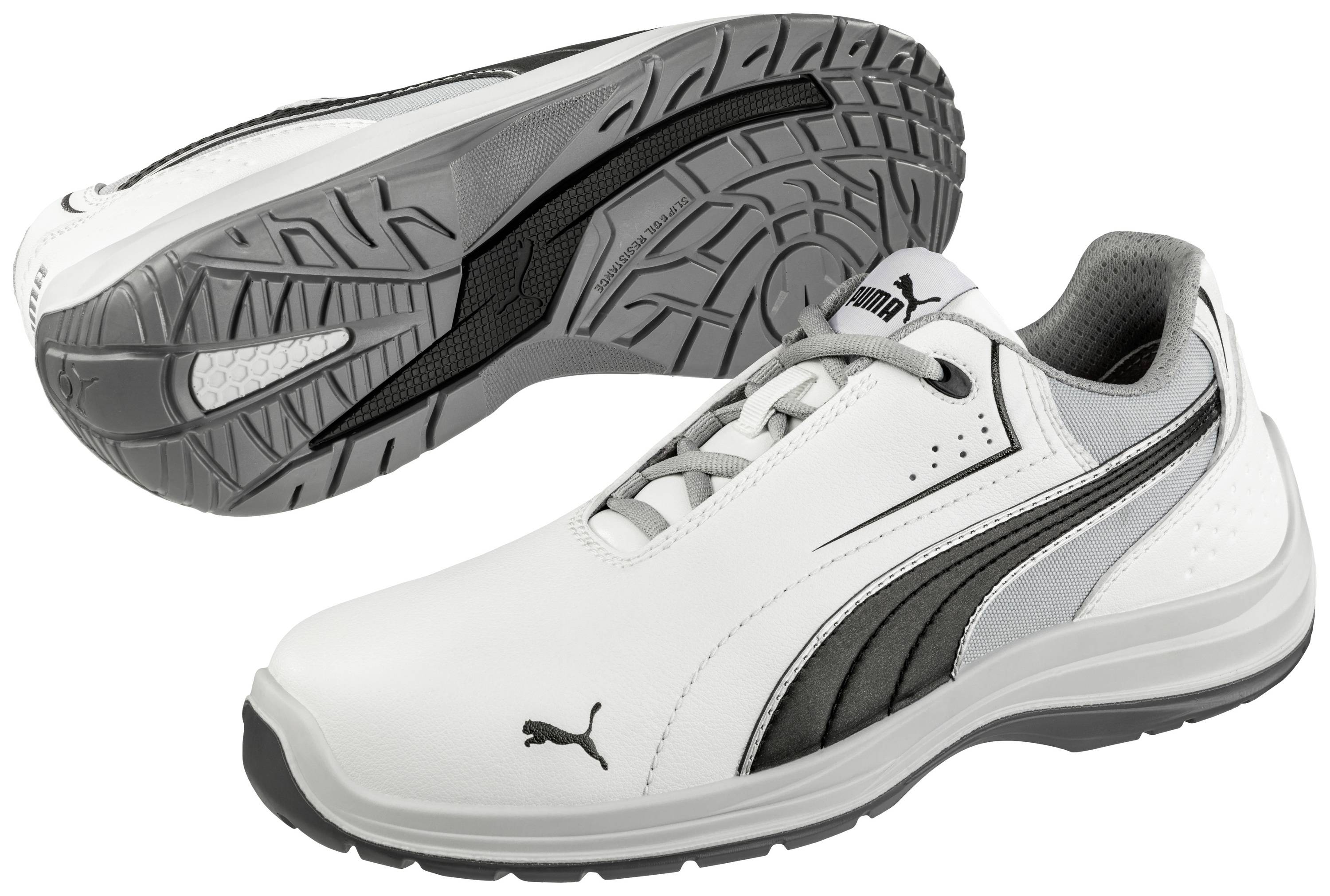 Une paire de chaussures de sport blanches avec des accents gris et noirs ; la chaussure de devant montre une vue latérale, celle de derrière, la semelle.