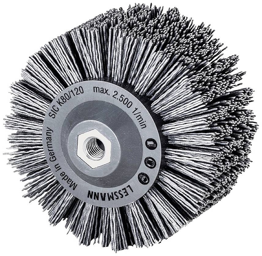 Une brosse industrielle grise avec des poils métalliques, adaptée jusqu'à 2500 tr/min. Texte sur la brosse : 'Made in Germany', 'SIC K80/120'.