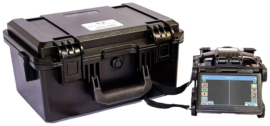 Un réfractomètre portable avec un étui de transport noir, relié par un câble, posé sur une surface blanche.